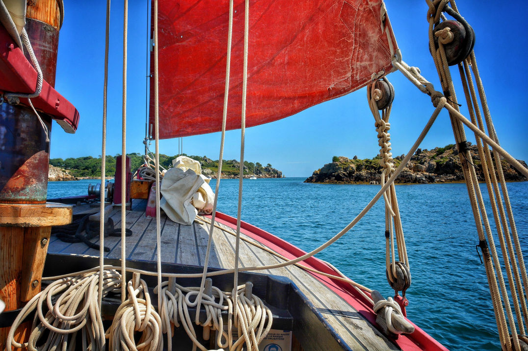 Die Segel anders setzen - Coaching-Ansatz - Segelboot rotes Segel